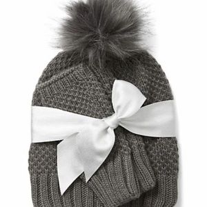 Knot hat with Pom and matching gloves